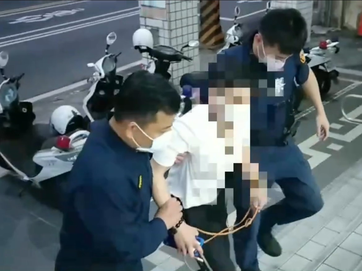 不滿電話熱線 代友出氣揪人砸車放炮被逮 55 657