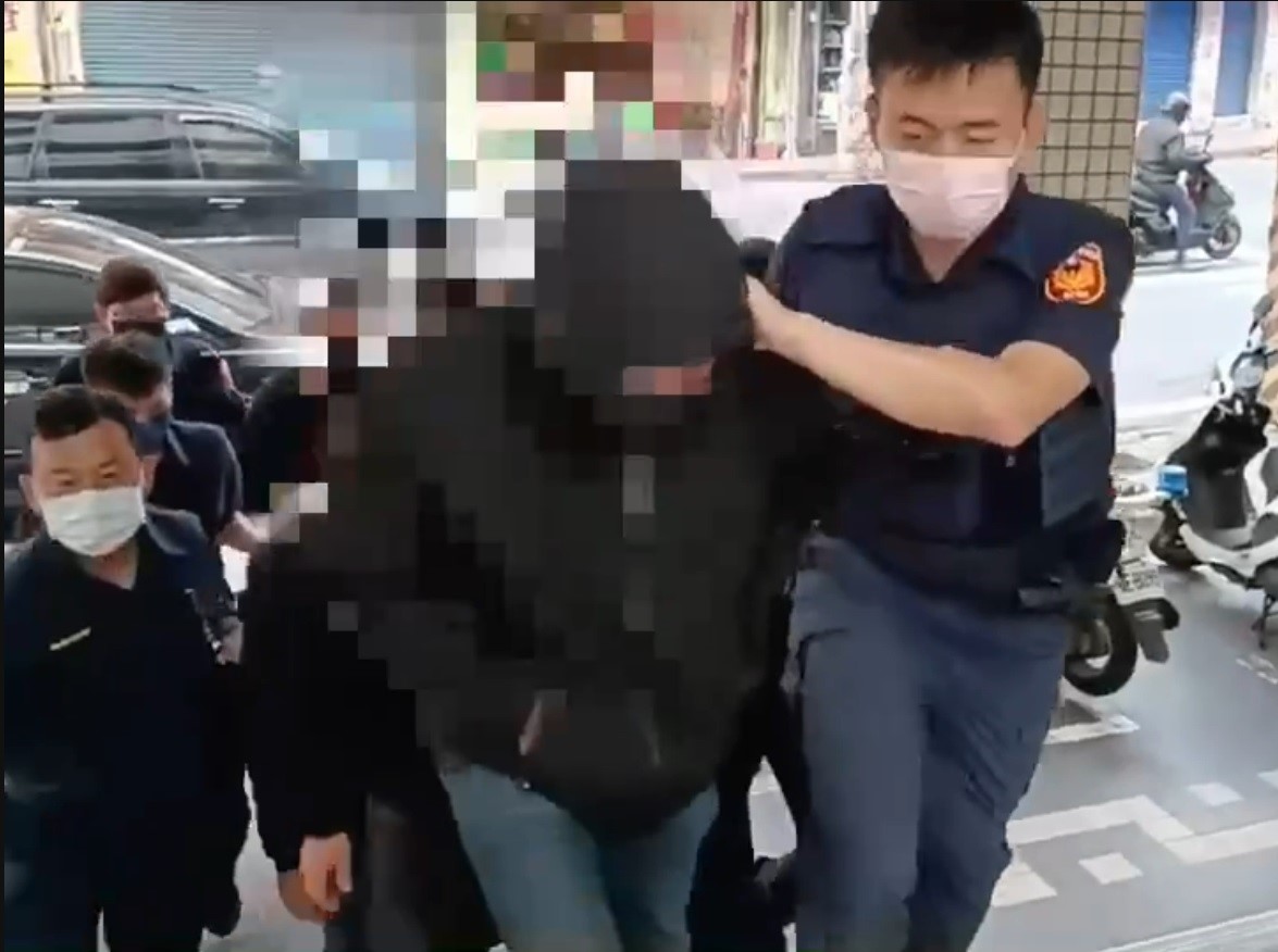 不滿電話熱線 代友出氣揪人砸車放炮被逮 56 65498
