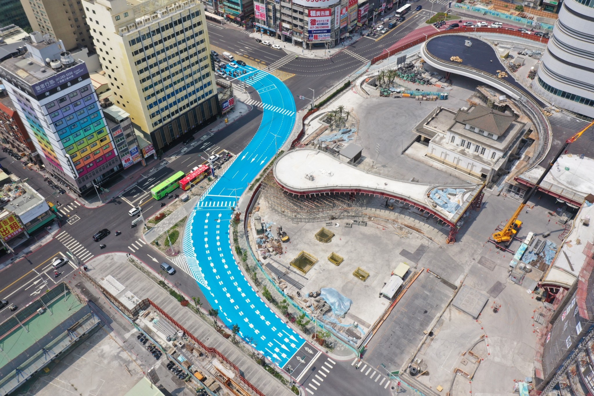 高雄車站站東路彩色標線繪設改善完成 奧丁丁新聞 OwlNews