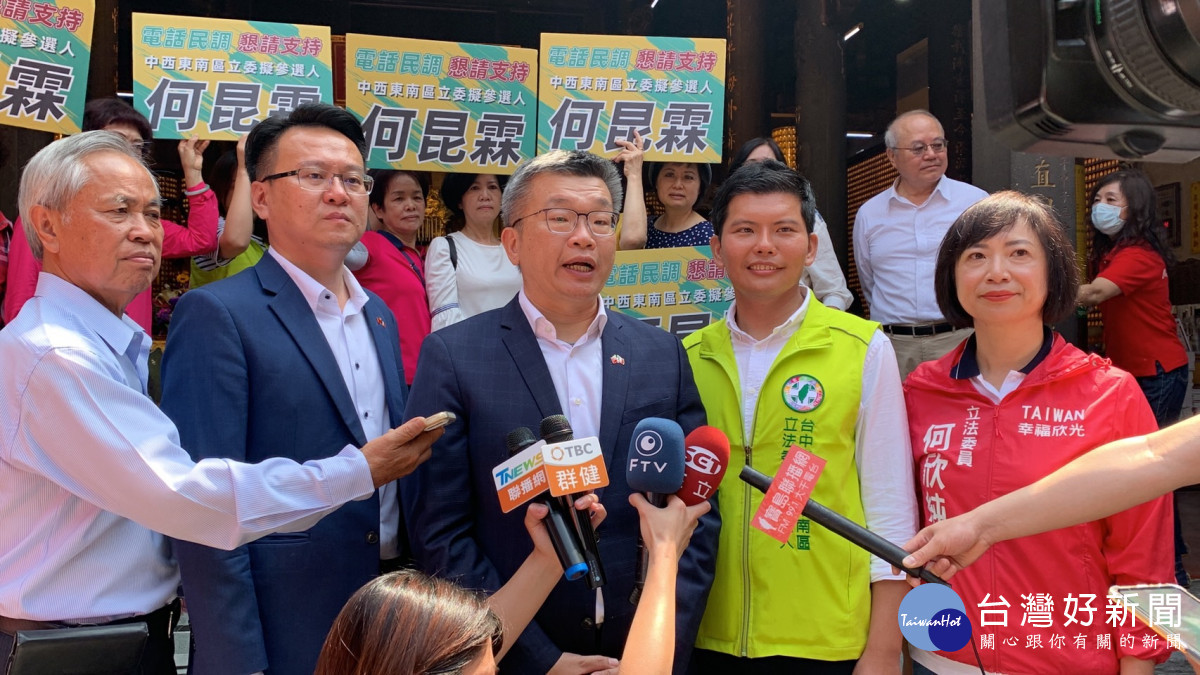 民進黨中六區立委初選激烈，立法院副院長蔡其昌日前幫推薦黃守達後，今天又到樂成宮幫何昆霖加油。曾雪蒨攝