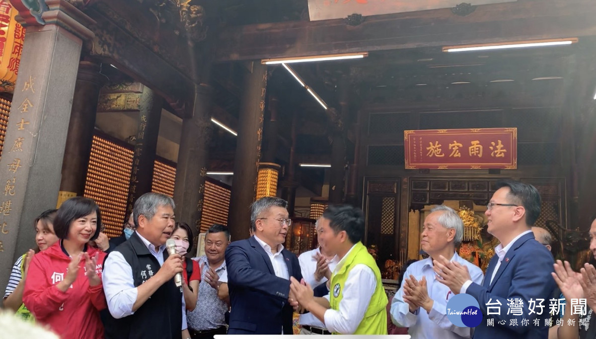 蔡其昌一下飛機就感到樂成宮幫中六區立委參選人何昆霖站台加油。曾雪蒨攝