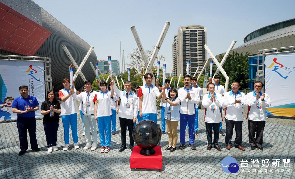112全大運聖火在台北市毛公鼎點燃,主辦單位體育署與承辦學校中原大學等各界貴賓合影。