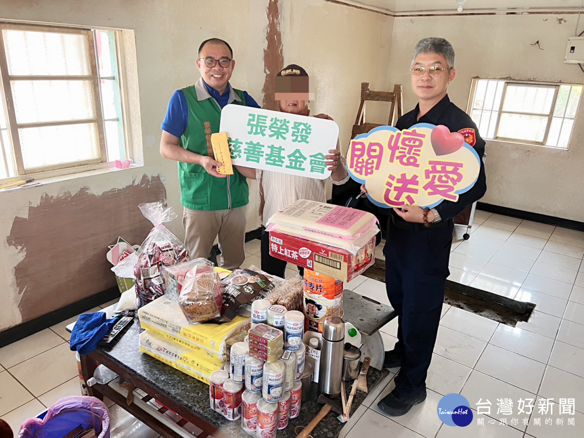 北港警分局主動通報張榮發基金會，將漏水屋頂修繕換新，讓王翁歡喜入厝／警方提供