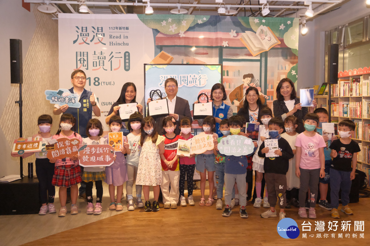 響應即將到來的「世界閱讀日」，完成10個集章格，就有機會換到限量精美好禮「經典黑白撞色提包」。