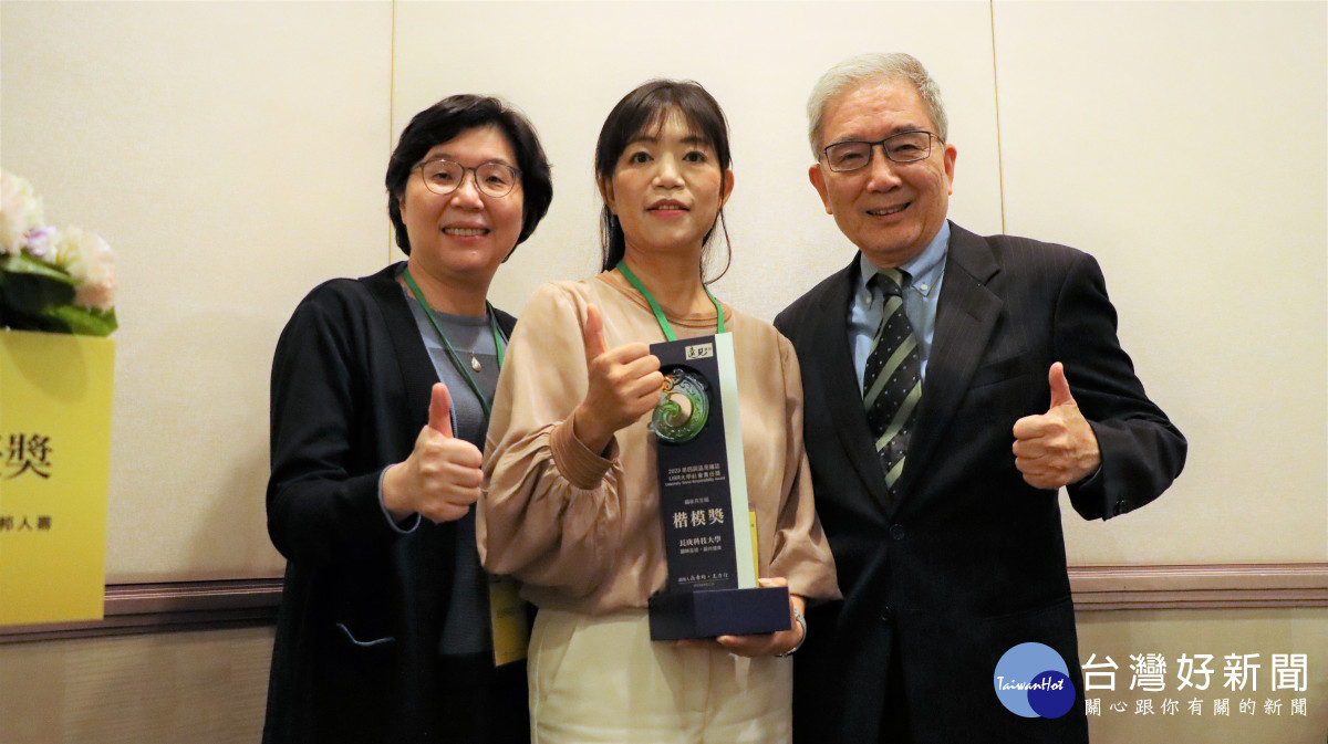 長庚科大樓迎統校長(右)、范君瑜副校長(左),與長庚科大嘉義分部護理系郭雅雯主任(中)合照