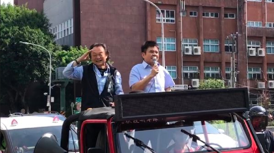 莊瑞雄(右)今天陪同王世堅(左)車隊掃街。王世堅辦公室提供