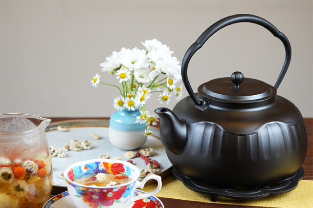 鑄鐵壺沖泡菊花枸杞茶,有助保護視力、減緩眼睛痠.jpg