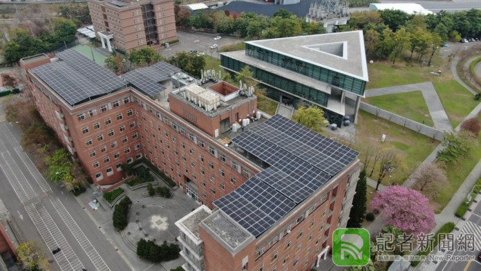 ：亞大在第三宿舍屋頂裝置太陽能「公民電廠」，預估1年發電量可達近25萬度綠電。