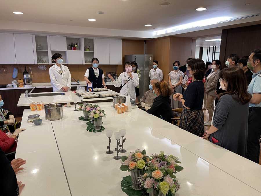 臺中慈濟護理之家營養師葉凡綾向與會貴賓介紹長輩點心製作活動。