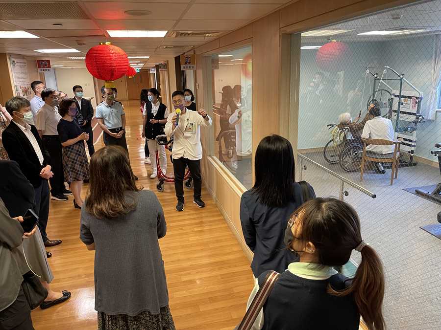 物理治療師紀家明介紹臺中慈濟護理之家提供長輩復能方式環境與設備。