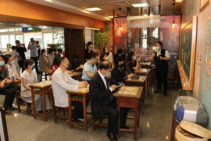 社區整體照顧服務(A單位)個案管理員林品儀介紹A單位懷舊特色。