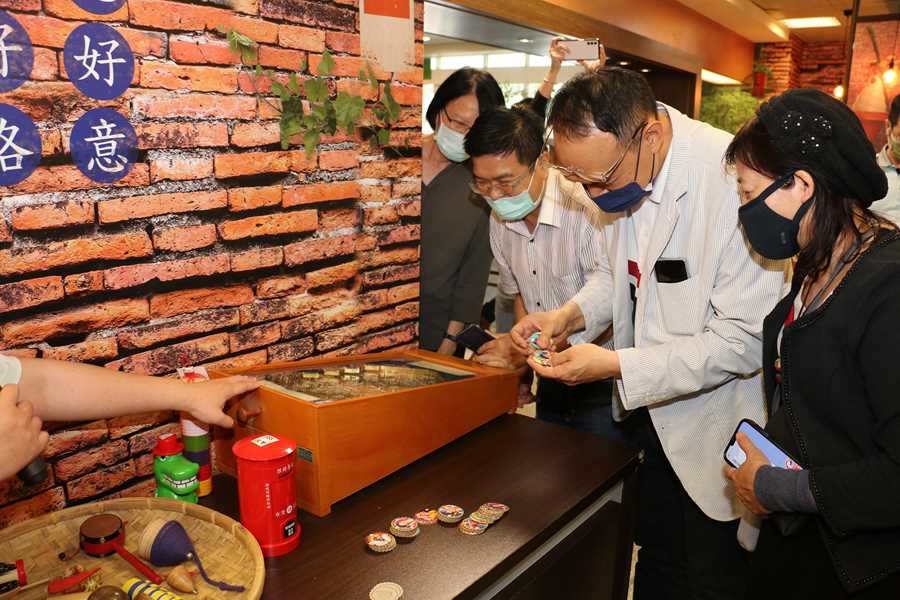 與會貴賓見到兒時遊戲玩具,開心的玩了起來。