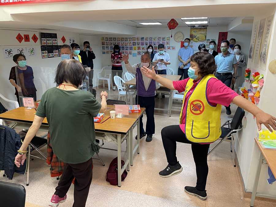 與會貴賓參觀臺中慈濟醫院失智服務據點課程活動。