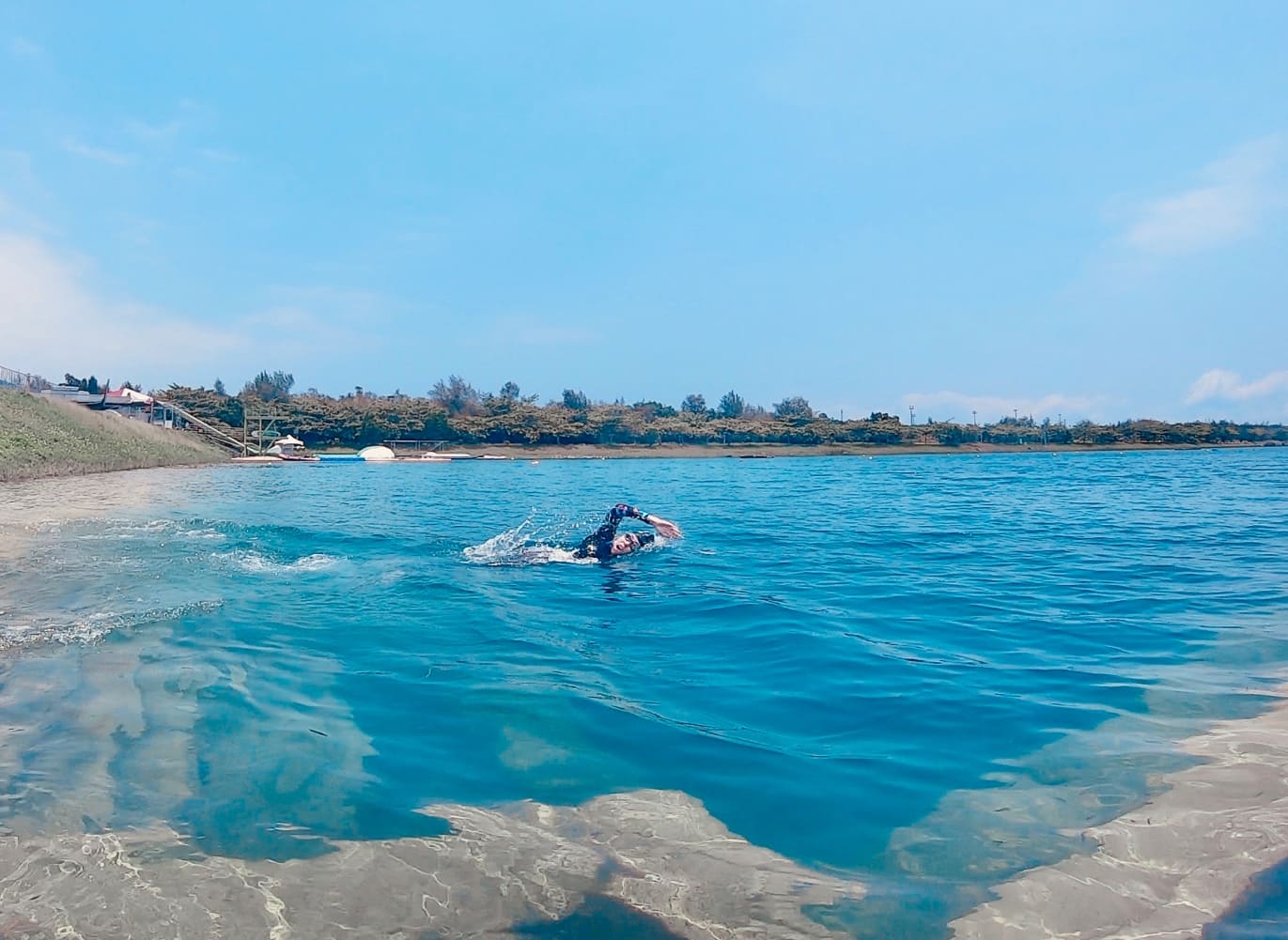 台東活水湖,水質乾淨、平靜無浪,如同一座大型游泳池。