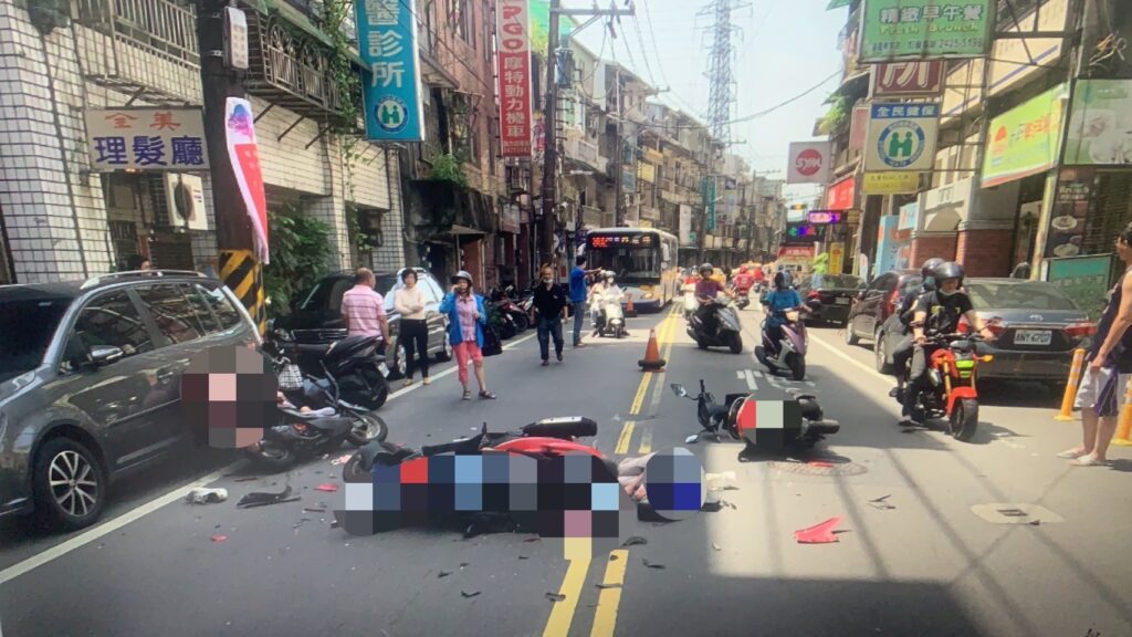 黃姓女駕駛騎乘機車突跨越雙黃線,逆向闖入對向車道,撞上對向正常行駛於車道之張姓騎士及附載女乘客