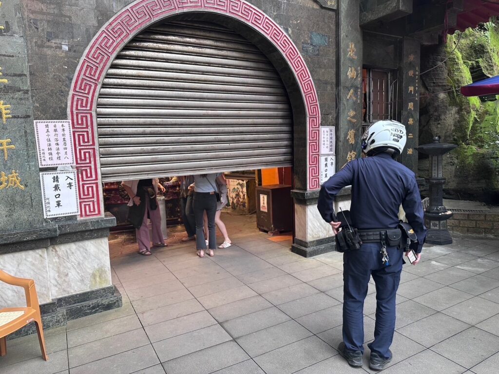 遊客忘記場所開放時間，被困在仙洞巖，基隆警方及時救援