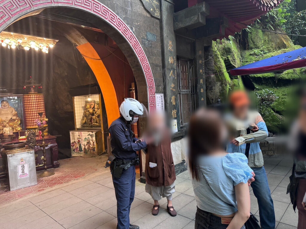 遊客忘記場所開放時間，被困在仙洞巖，基隆警方及時救援