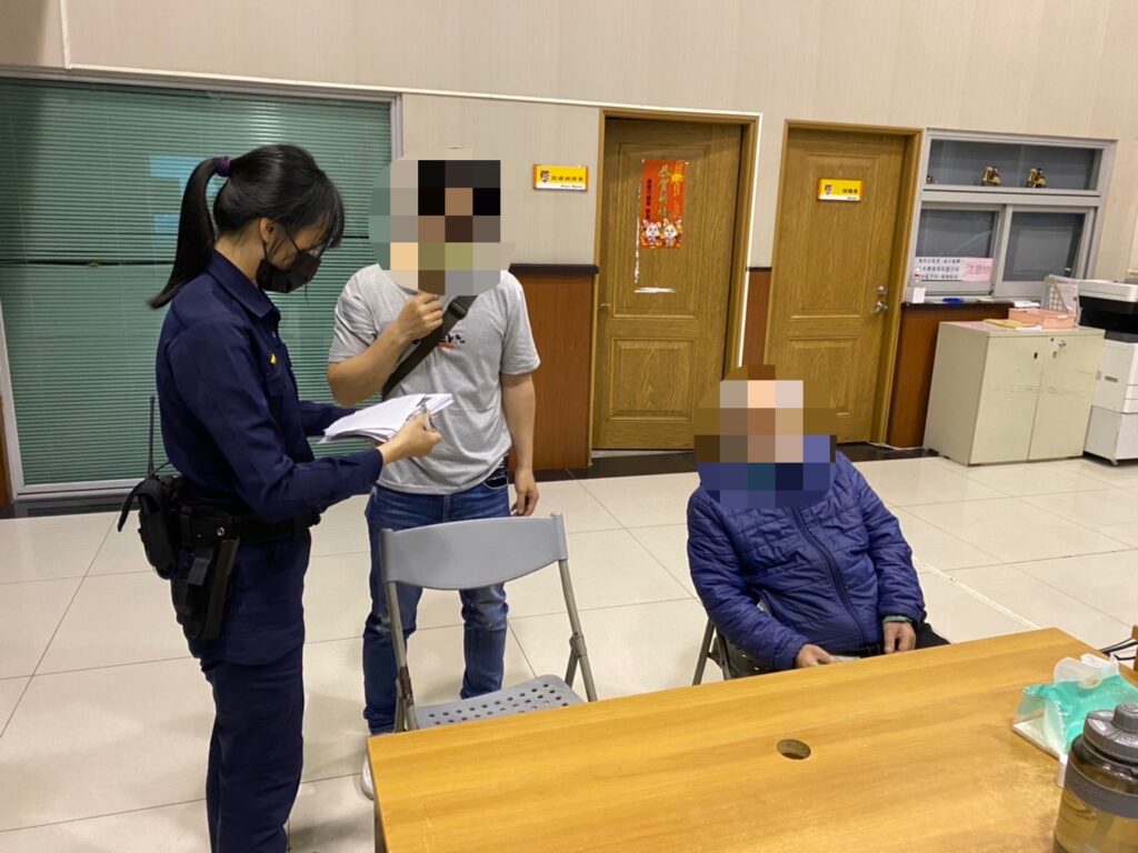 安樂派出所警員李婉萍使用警政系統查詢聯繫到老翁兒子，其子急趕赴派出所，見父親平安後鬆了一口氣