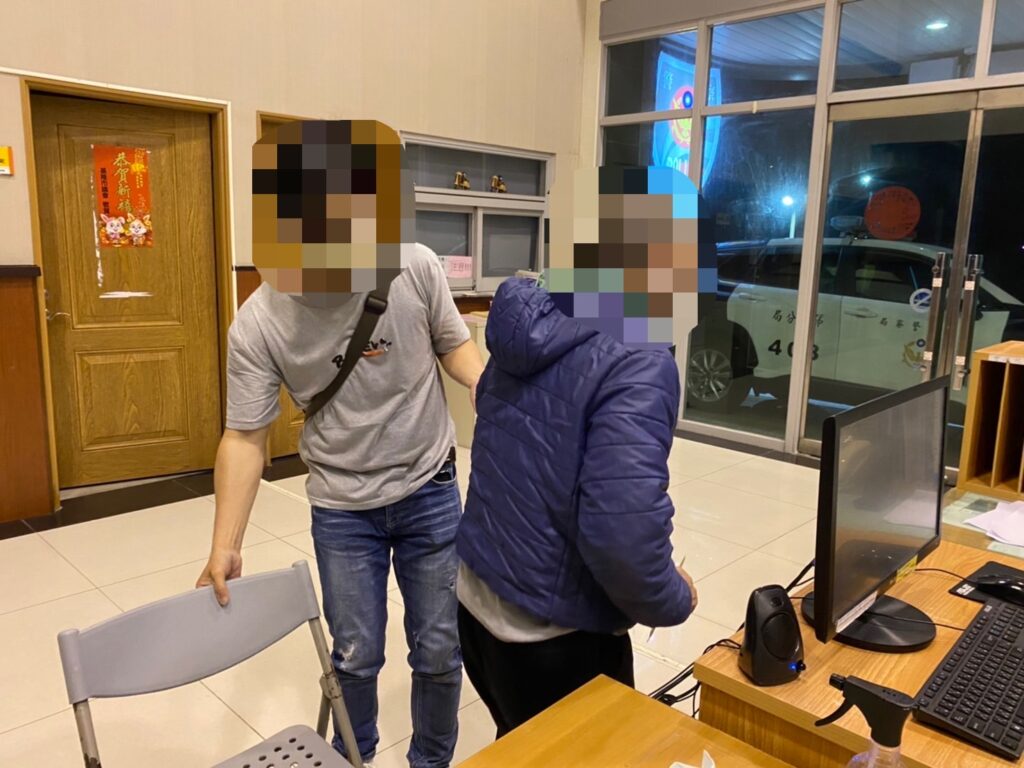 安樂派出所警員李婉萍使用警政系統查詢聯繫到老翁兒子，其子急趕赴派出所，見父親平安後鬆了一口氣