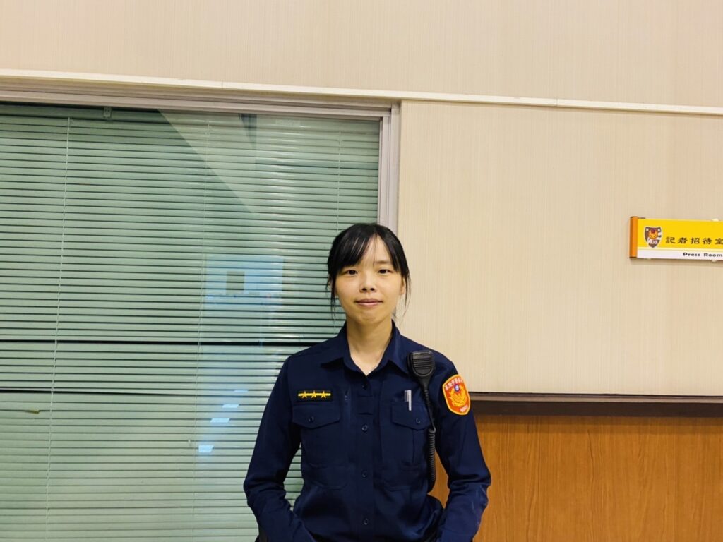 安樂派出所警員李婉萍使用警政系統查詢聯繫到老翁兒子，其子急趕赴派出所，見父親平安後鬆了一口氣