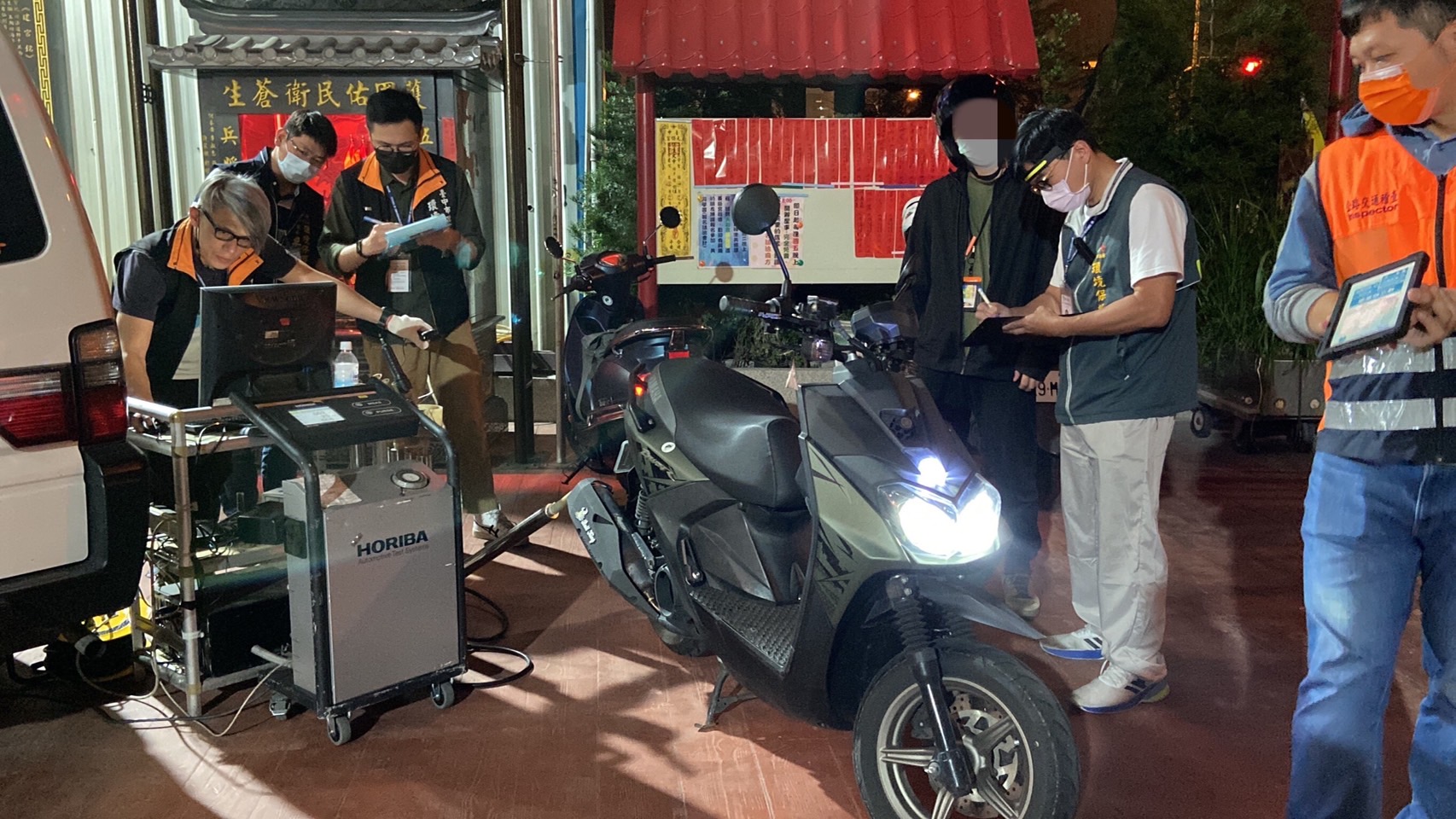 ▲ 疑似噪音車輛當場檢測,不合格當場開單,合格車輛立即張貼查驗合格標章 (圖/台中市警察局 提供)