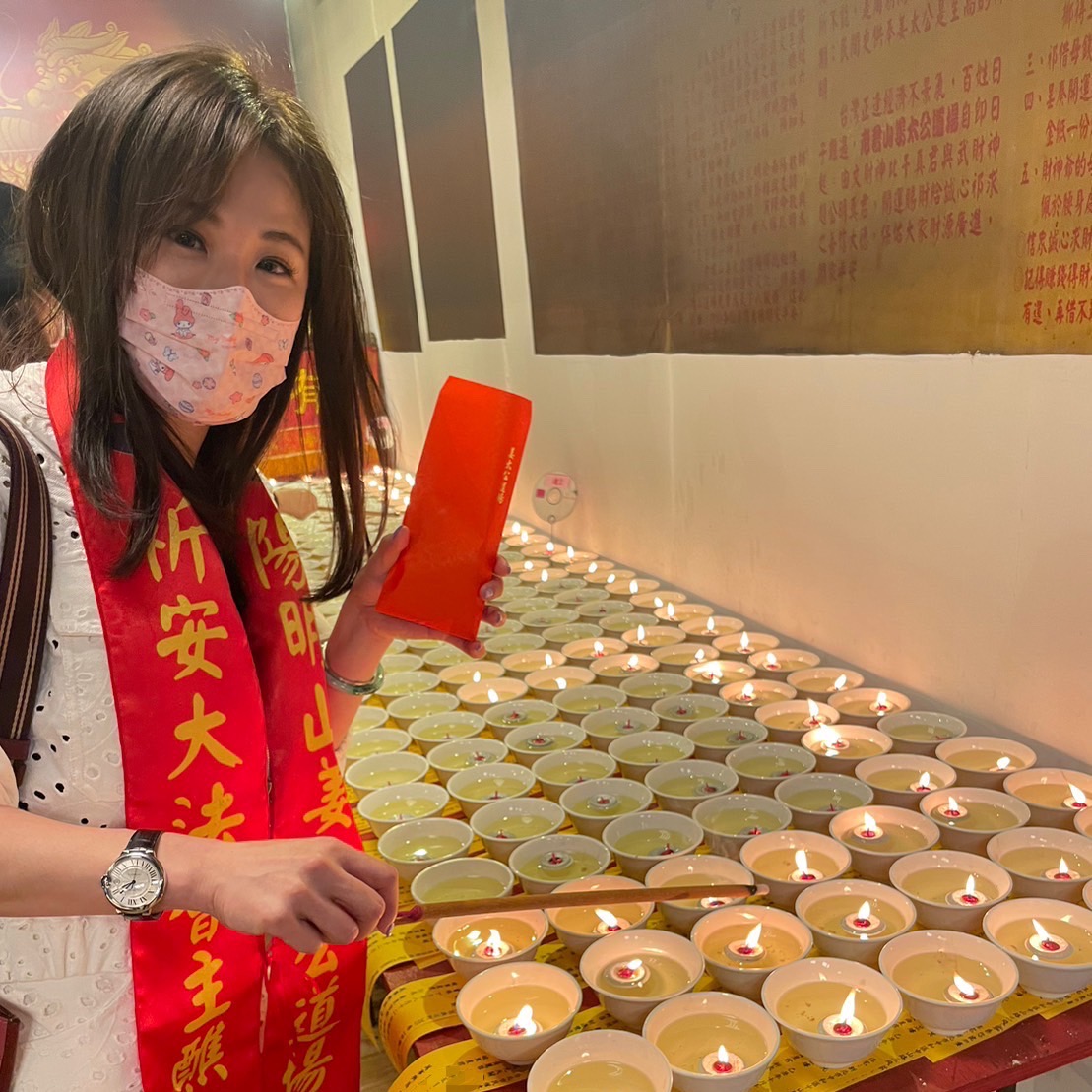 姜太公顯神威 歌手麗蓉點七星燈通告滿檔