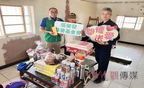 獨居翁老房屋頂殘破 北港警相揪張榮發基金會修繕送暖