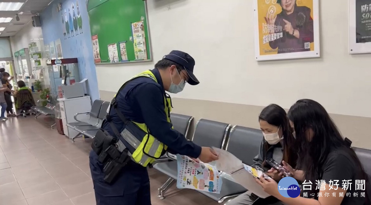 桃園蘆竹警分局發放宣導單,提高民眾防詐意識。