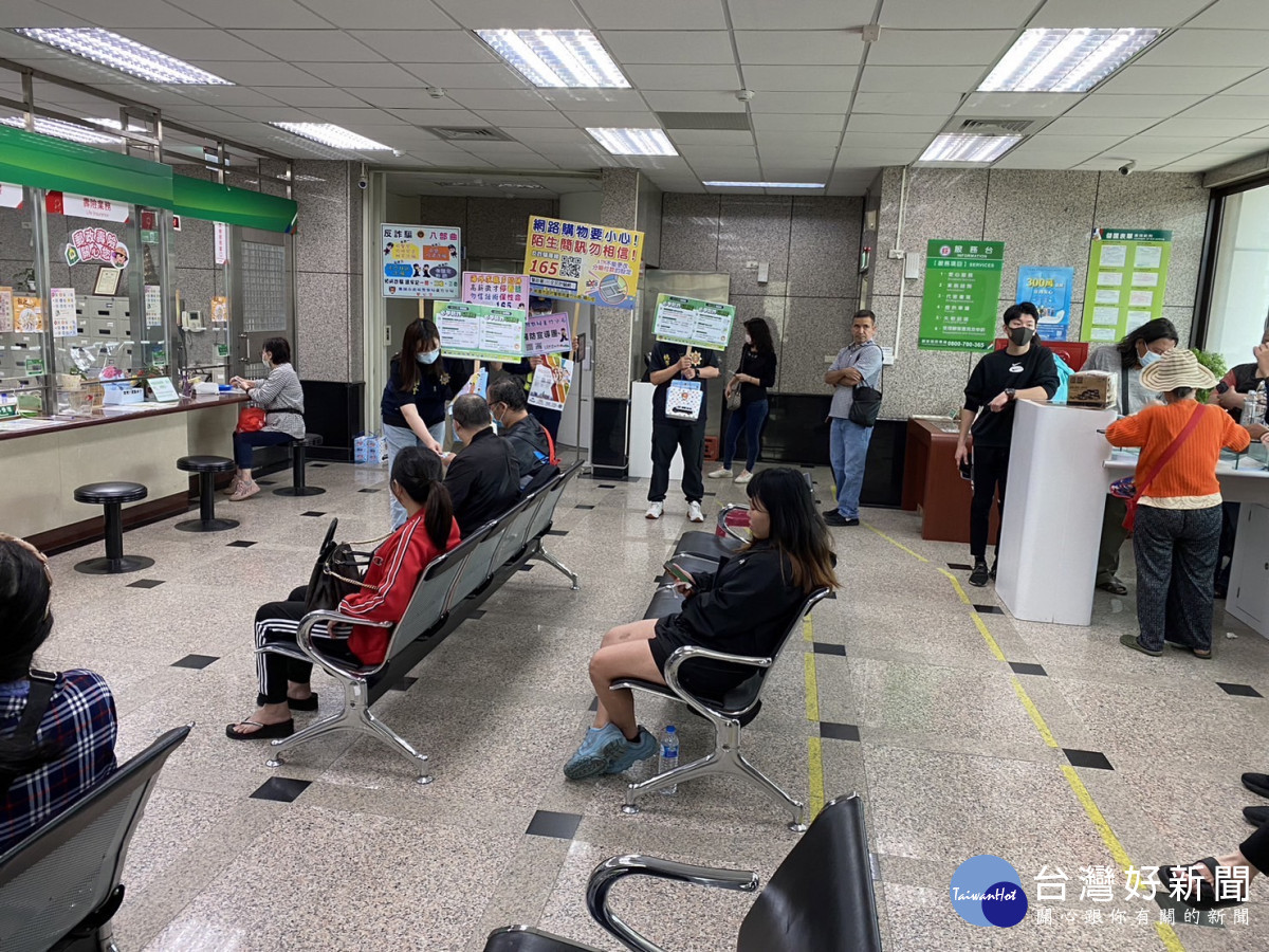 桃園蘆竹警分局發放宣導單,提高民眾防詐意識。
