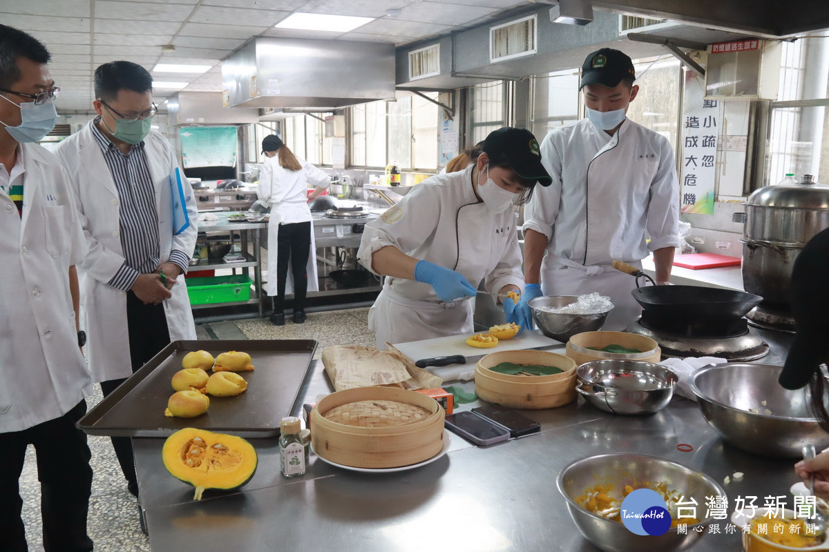 評審就各小組製作過程嚴謹觀察。(記者扶小萍攝)