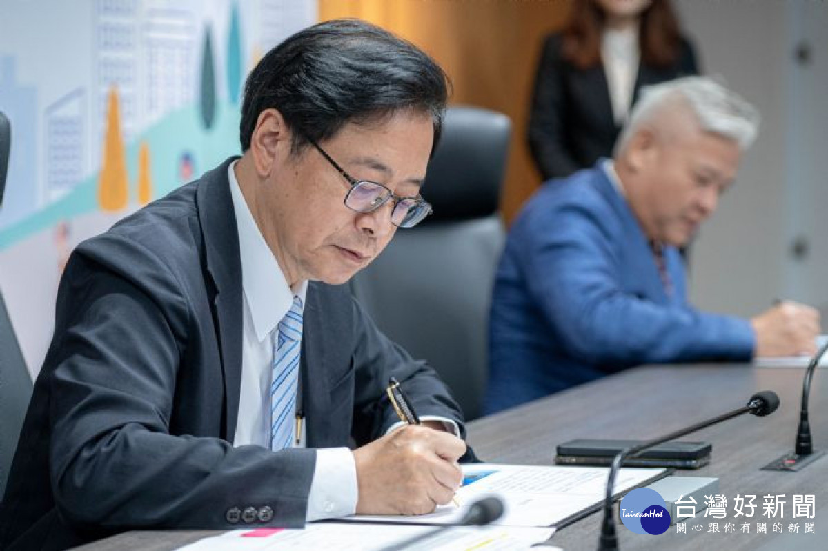 張市長代表市府與立信機構簽約,合作辦理內壢地區首件公辦都更案「桃園市中壢區仁愛段1047地號等14筆土地都市更新事業」。