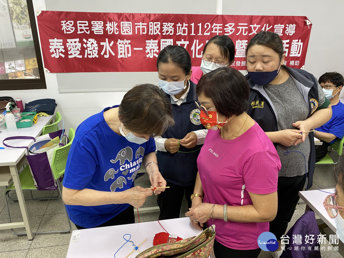 歡慶潑水節 移民署邀民眾手作泰國蜘蛛絲旗