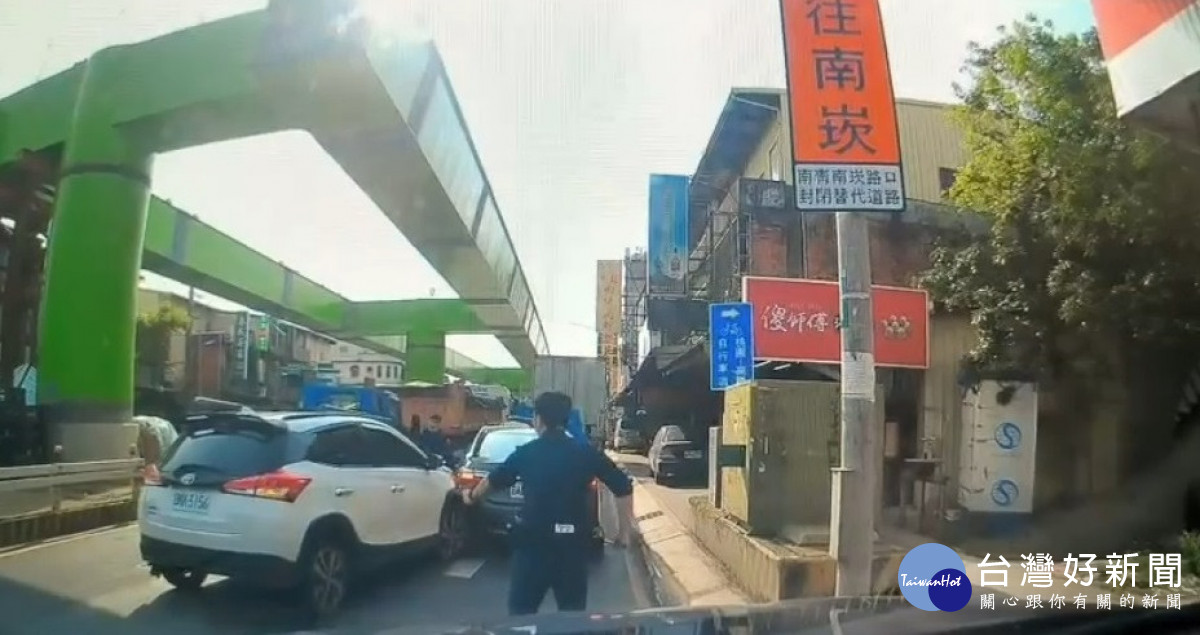 開失竊車輛拒檢衝撞員警,警開2槍制伏。