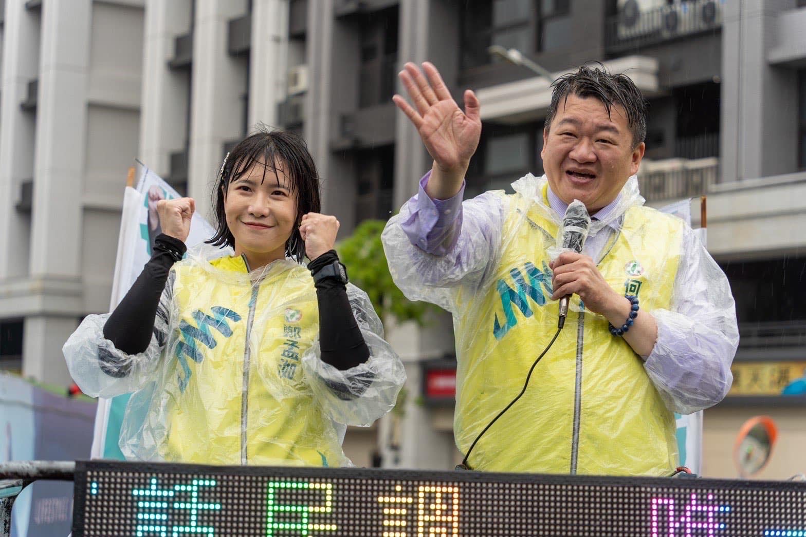 民進黨新北市立委第1選區民調結果,湧言會新北市黨部主委何博文(右)勝出。翻攝何博文臉書