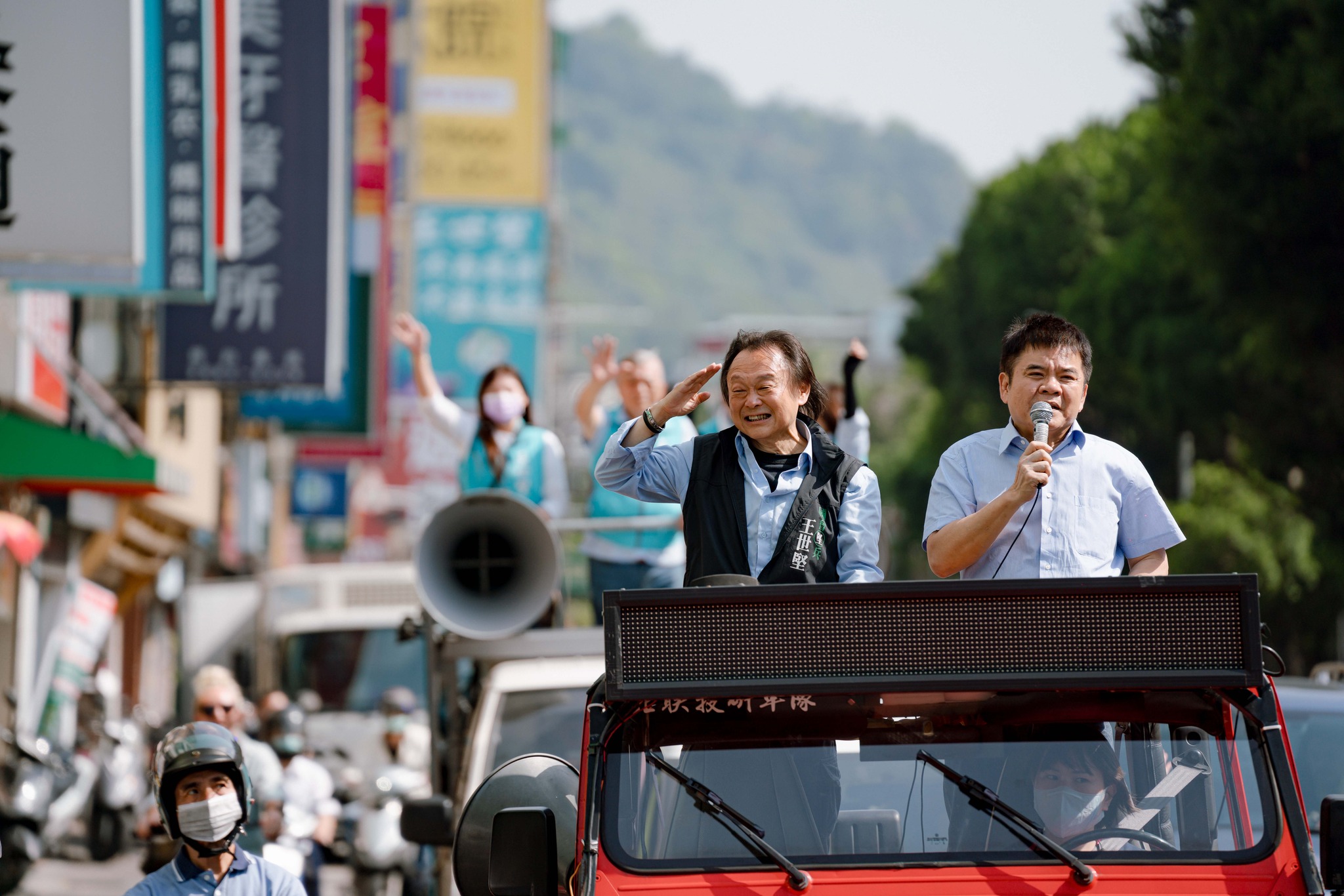 民進黨立委莊瑞雄(右)昨陪同台北市議員王世堅(左)車隊掃街時批評初選,立委何志偉說難過睡不著,王世堅回嗆被罵的人自己要反省。翻攝王世堅臉書