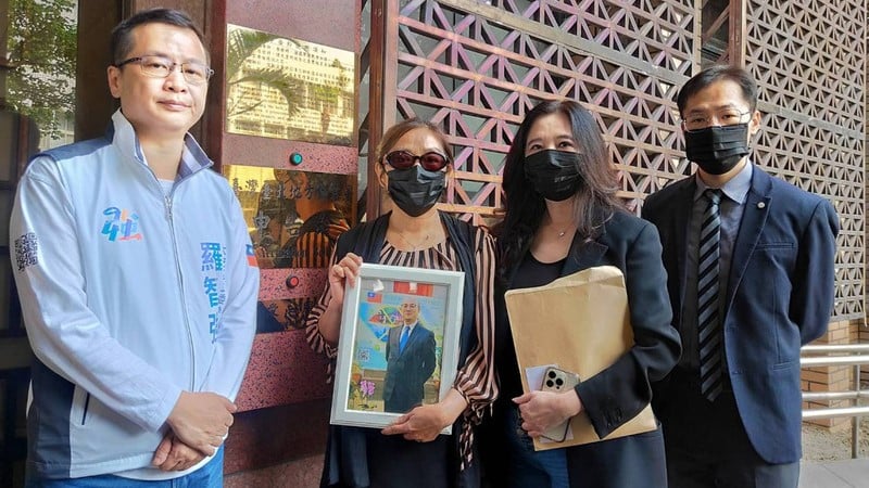 駐巴西聖保羅辦事處組長王之化墜樓,遭疑牽扯高額官邸修繕費及職場霸凌,家屬18日在台北市議員應曉薇(右2)、前台北市議員羅智強(左)陪同下,到台北地檢署按鈴告發馮姓處長涉犯加重誹謗罪。中央社
