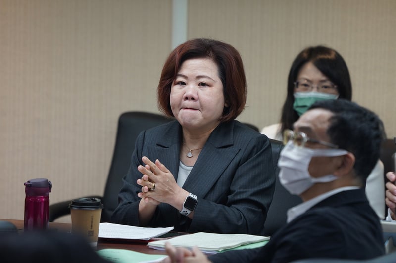民進黨立委楊曜上周質疑勞動部長許銘春拍高雄市長陳其邁馬屁,讓許銘春淚灑立院。中央社