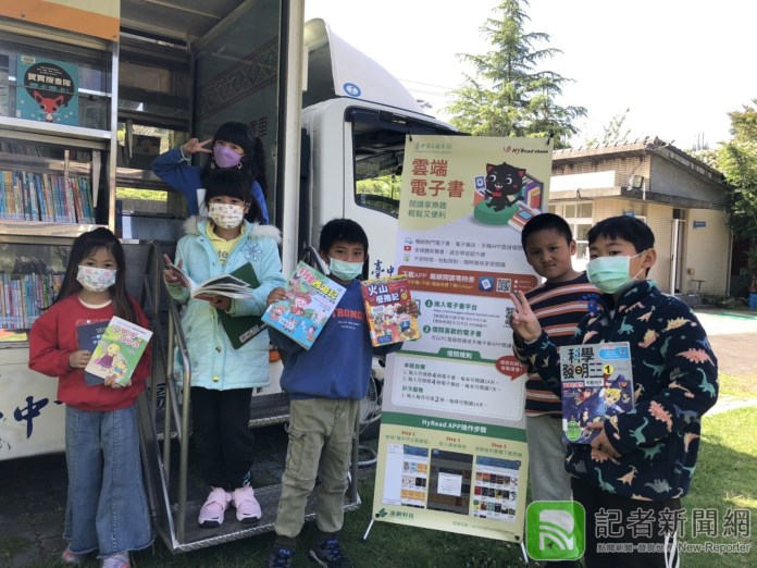 行動圖書車前進梨山 偏鄉童開心體驗數位閱讀