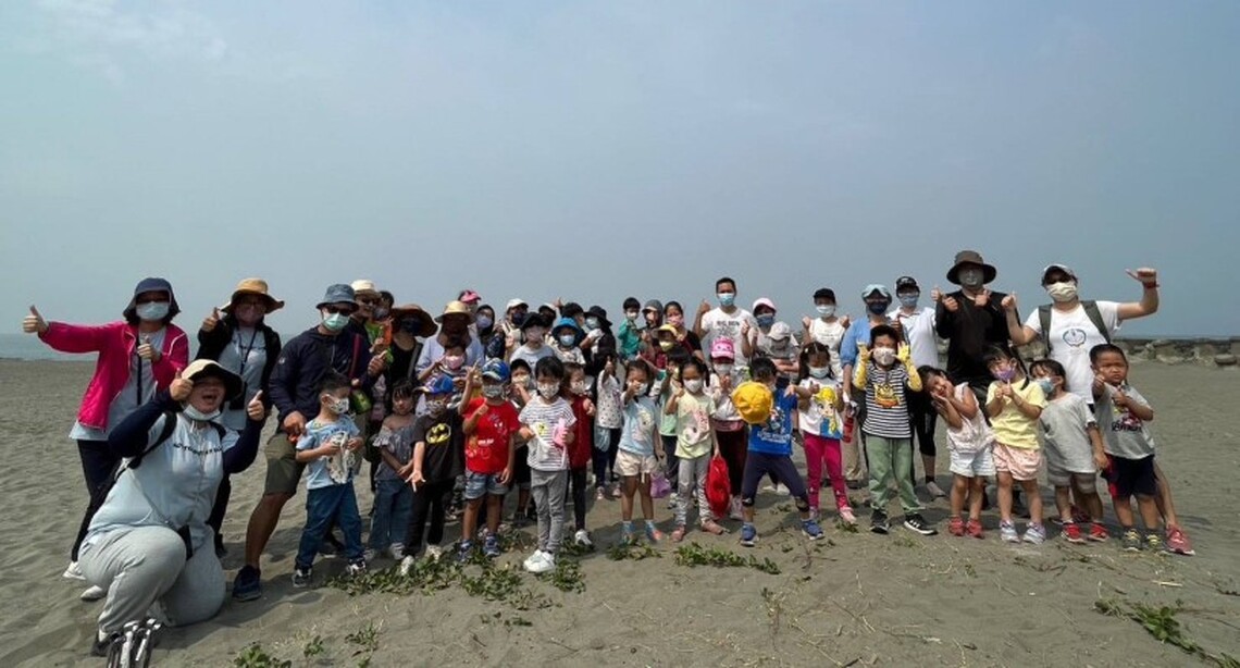 蚵寮非營利幼兒園完成第一次蚵仔寮淨灘活動
