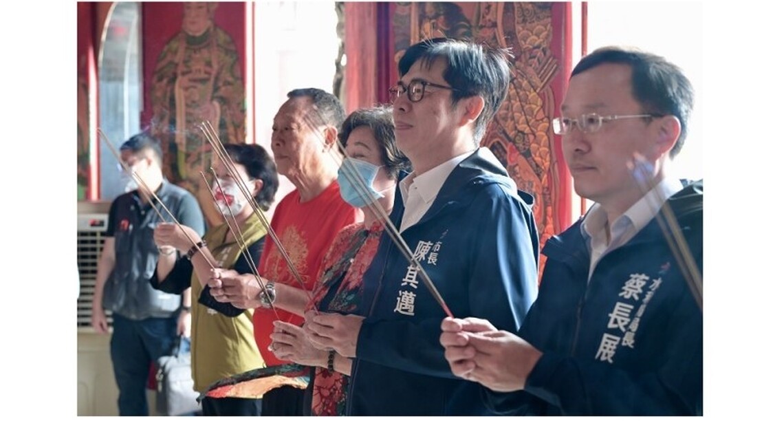 陳其邁赴高雄港口慈濟宮參香祈雨
