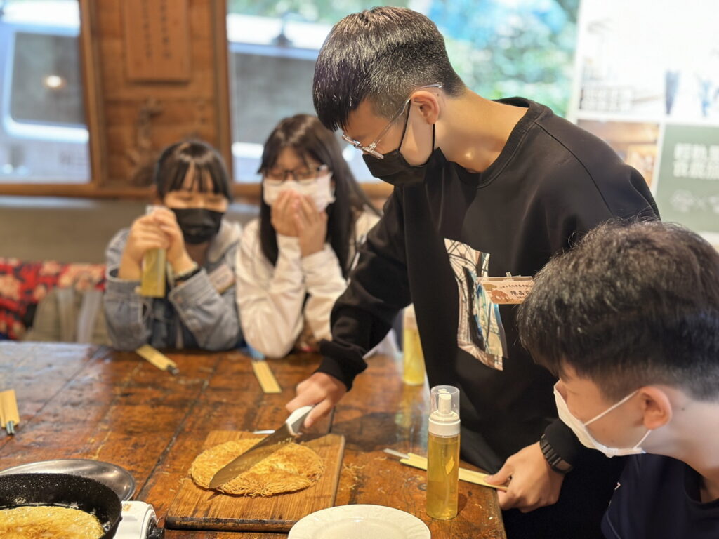 國中學生實際體驗製作『茶油麵線煎」。開平餐飲學校/提供