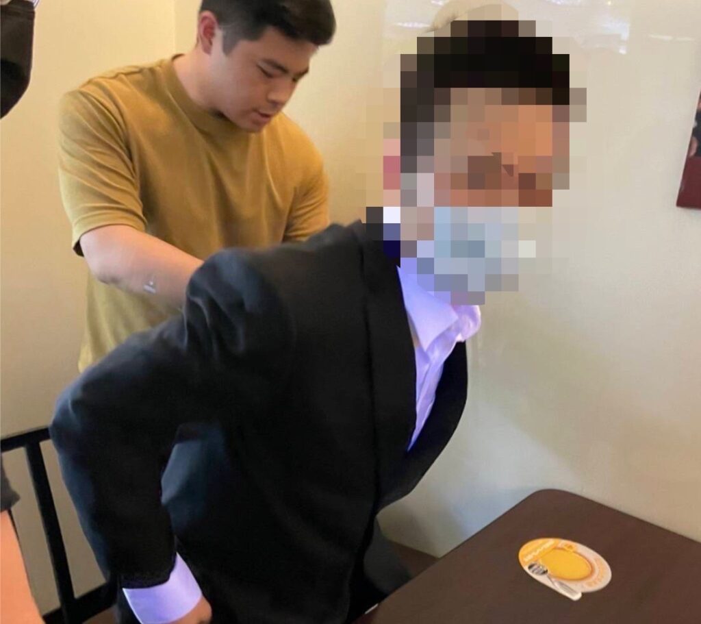 警方上前表明身分逮捕該名涉案車手