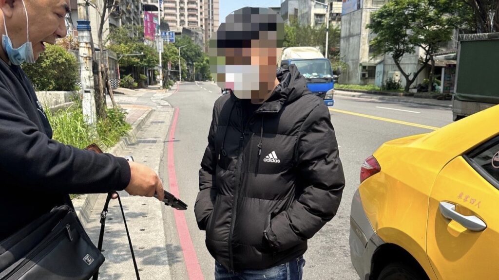 警方上前表明身分逮捕該名涉案車手