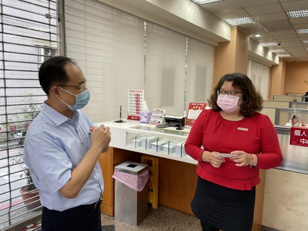 基隆市警察局第二分局分局長張澤銘及偵查隊長郭萬鈞於17日上午拜訪所轄八斗子郵局經理簡育良及中國信託商業銀行基隆分行經理劉峻嘉