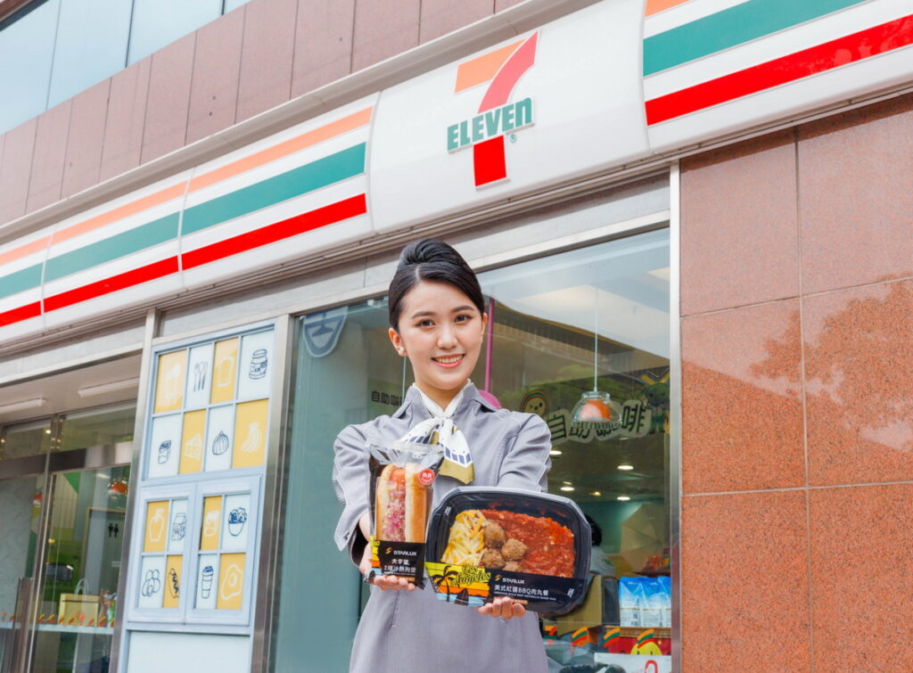 _7-ELEVEN自4月19日起與星宇航空聯名帶來一系列西式餐點,新品主打「美式紅醬BBQ肉丸餐」、「美式爆汁熱狗堡」