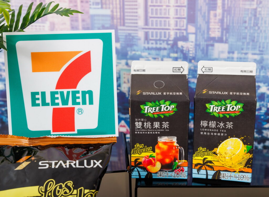 雙方聯名獨家開發「TREE TOP樹頂檸檬冰茶」、「TREE TOP樹頂加州甜心雙桃果茶」2款美系果茶飲料