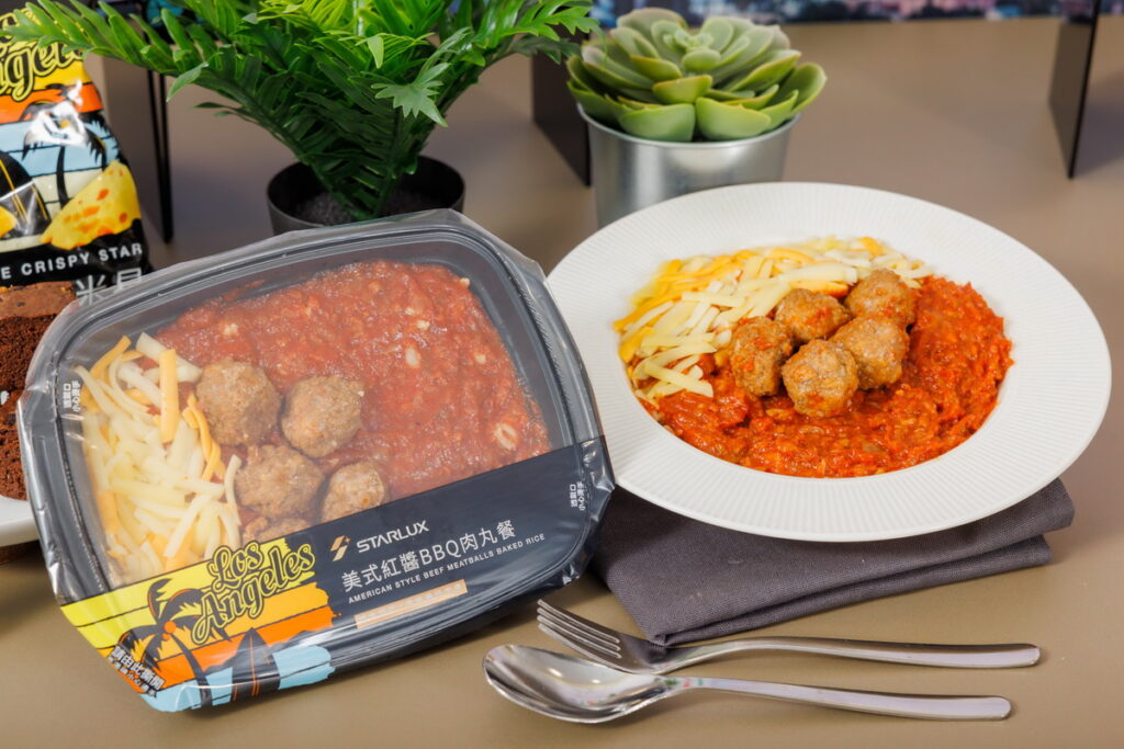 新品主打「美式紅醬BBQ肉丸餐」選用肉質軟嫩帶勁的牛肩背製作牛肉丸,以美式煙燻醬燒烤,搭配以牛肉與蔬果炒製的完熟番茄肉醬、鋪上滿滿摩佐跟切達起司