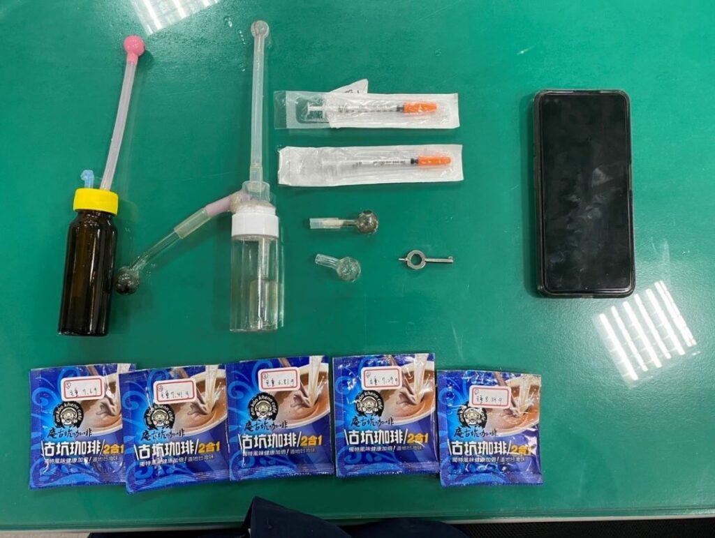 警方於張嫌住所緝獲之毒品及手銬鑰匙