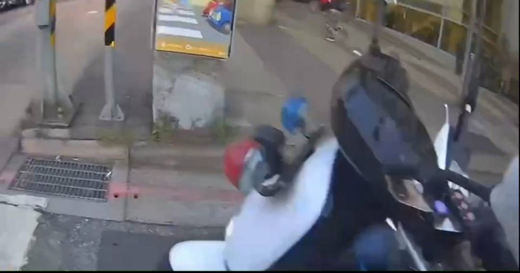 逃逸移工見警,丟車逃離。