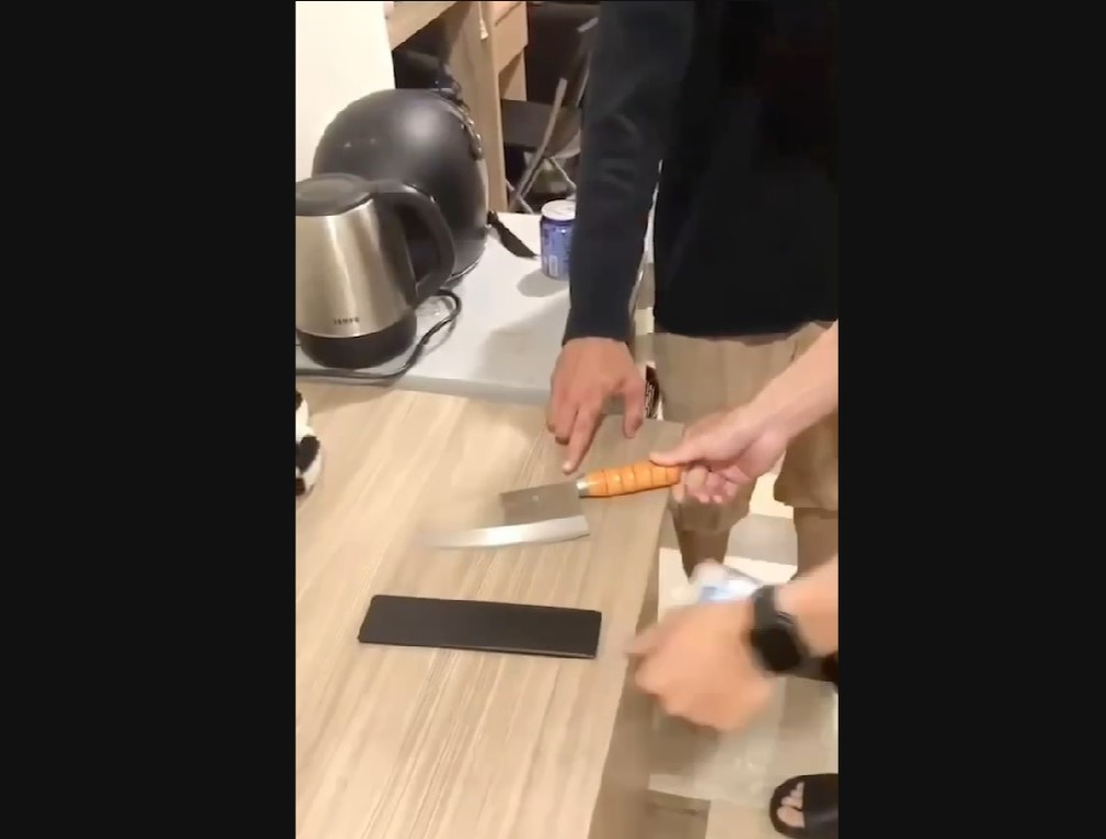 不爽緊盯女友人開嗆「看啥小」 35歲男怒掏刀追砍不成被逮 70 6578
